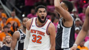 Jalen Brunson von den New York Knicks beim Wurf im NBA-Finale gegen Victor Wembanyama von den San Antonio Spurs
