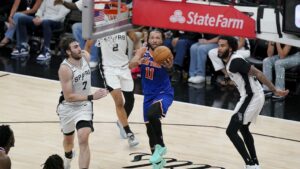 Jalen Brunson von den New York Knicks bejubelt den Gewinn der NBA-Meisterschaft gegen die San Antonio Spurs.