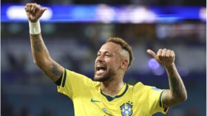Neymar im Trikot der brasilianischen Nationalmannschaft jubelt nach seinem Comeback auf dem Rasen