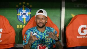 Ein enttäuschter Neymar im Trikot der brasilianischen Nationalmannschaft fasst sich auf dem Spielfeld an die Wade.
