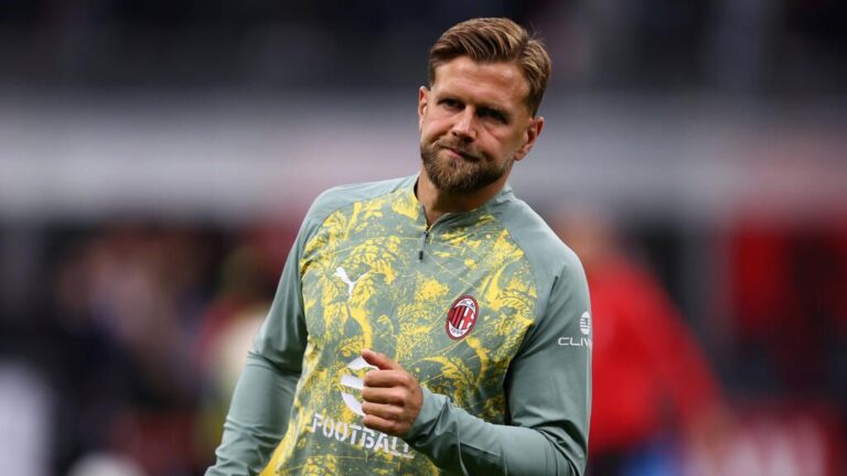 Niclas Füllkrug blickt nachdenklich auf dem Spielfeld