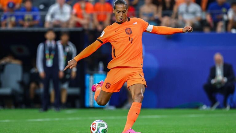 Spieler der Niederlande und Schweden kämpfen bei der WM um den Ball