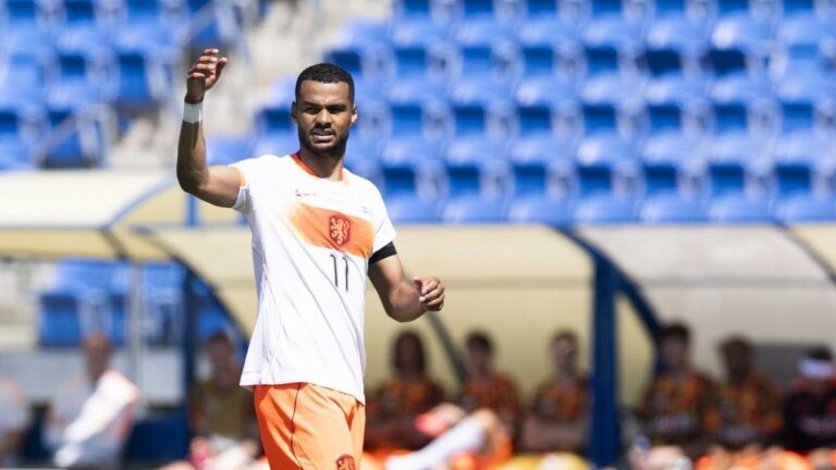 Cody Gakpo im Trikot der Niederlande jubelt über seinen Elfmetertreffer beim WM-Testspiel gegen Usbekistan