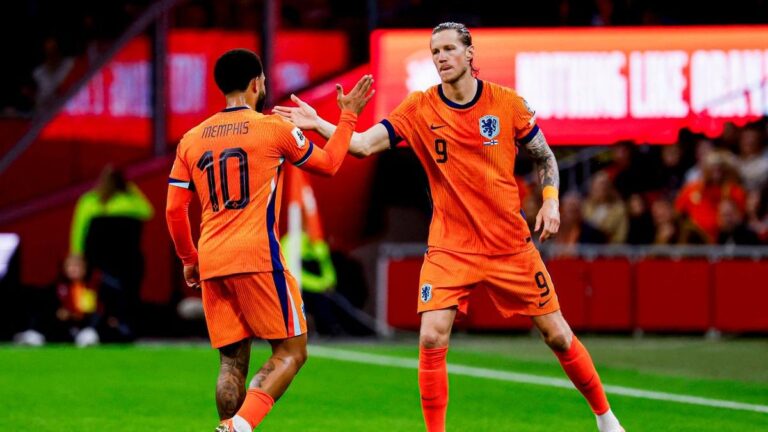 Memphis Depay im Training der niederländischen Nationalmannschaft mit ernstem Blick vor der WM 2026