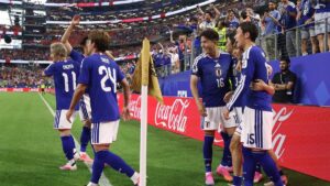 Virgil van Dijk köpft den Ball auf das Tor beim WM-Spiel zwischen den Niederlanden und Japan