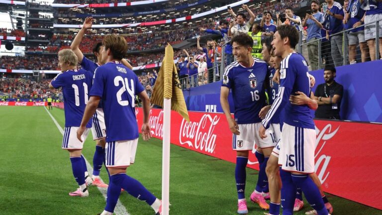 Virgil van Dijk köpft den Ball auf das Tor beim WM-Spiel zwischen den Niederlanden und Japan