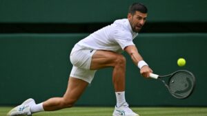 Novak Djokovic jubelt im weißen Outfit auf dem Centre Court in Wimbledon