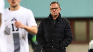 Nationaltrainer Ralf Rangnick steht fokussiert am Spielfeldrand der österreichischen Nationalmannschaft