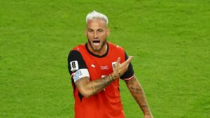 Marko Arnautovic gestikuliert fokussiert im Trikot der österreichischen Nationalmannschaft auf dem Spielfeld.