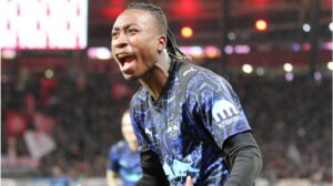 Yan Diomande im Trikot von RB Leipzig beim Dribbling während eines Bundesligaspiels.