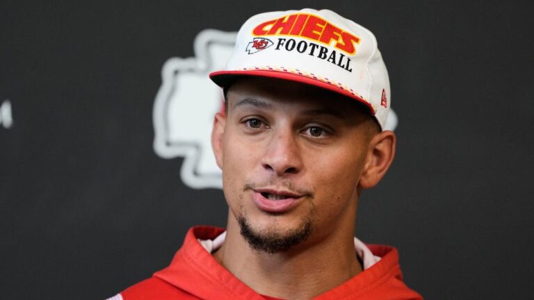 Quarterback Patrick Mahomes im Trikot der Kansas City Chiefs auf dem Spielfeld mit dem Football in der Hand