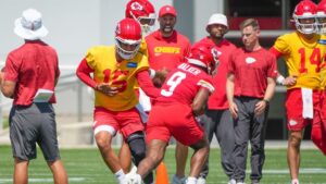 Patrick Mahomes im Trikot der Kansas City Chiefs wirft einen Pass auf dem Trainingsgelände