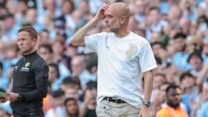 Pep Guardiola steht nachdenklich am Spielfeldrand