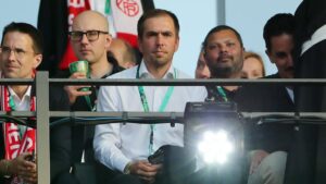 Philipp Lahm blickt ernst, während er die Taktik der deutschen Nationalmannschaft analysiert