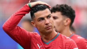 Cristiano Ronaldo blickt enttäuscht im Trikot der portugiesischen Nationalmannschaft