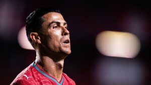 Cristiano Ronaldo im Trikot von Portugal blickt nach einer vergebenen Torchance enttäuscht auf den Rasen.