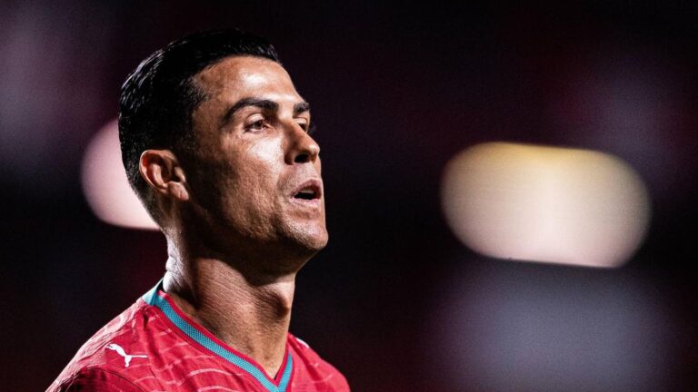 Cristiano Ronaldo im Trikot von Portugal blickt nach einer vergebenen Torchance enttäuscht auf den Rasen.