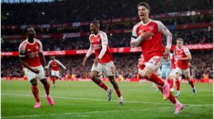 Kai Havertz im Trikot des FC Arsenal bejubelt eine Aktion auf dem Spielfeld der Premier League