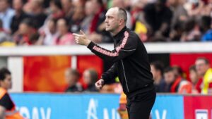 Trainer Ole Werner von RB Leipzig steht nachdenklich am Spielfeldrand