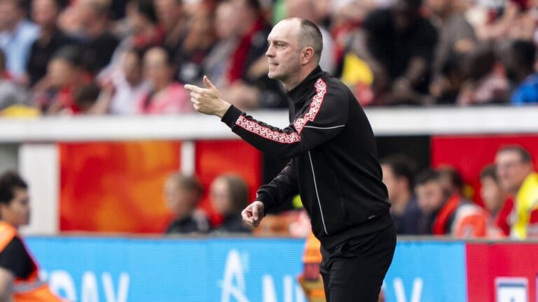 Trainer Ole Werner von RB Leipzig steht nachdenklich am Spielfeldrand