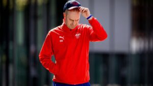 Ole Werner steht als Trainer von RB Leipzig nachdenklich am Spielfeldrand