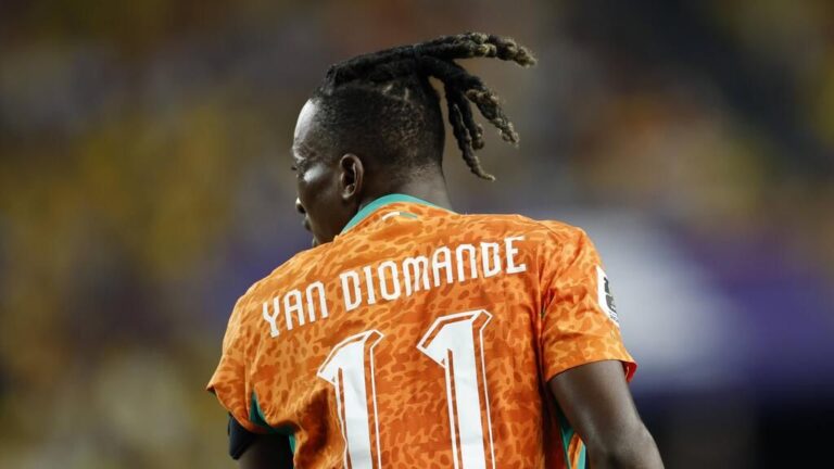 Yan Diomande im Trikot von RB Leipzig sprintet mit dem Ball am Fuß über den Rasen.