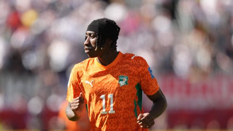 Yan Diomande im Trikot von RB Leipzig während eines Bundesligaspiels am Ball