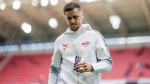 Christoph Baumgartner im Trikot von RB Leipzig enttäuscht auf dem Spielfeld