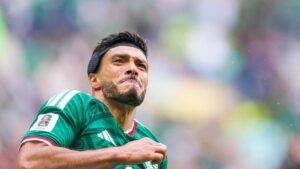 Raúl Jiménez bejubelt sein WM-Tor für Mexiko mit schützendem Stirnband
