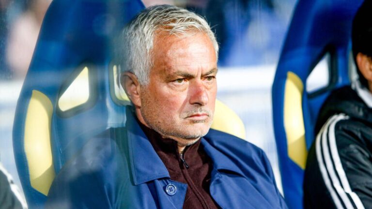 José Mourinho blickt fokussiert, im Hintergrund das Trikot von Bernardo Silva und das Logo von Real Madrid.