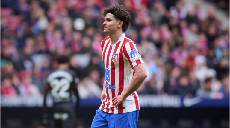 Julián Alvarez im Trikot von Atlético Madrid schaut fokussiert auf dem Spielfeld