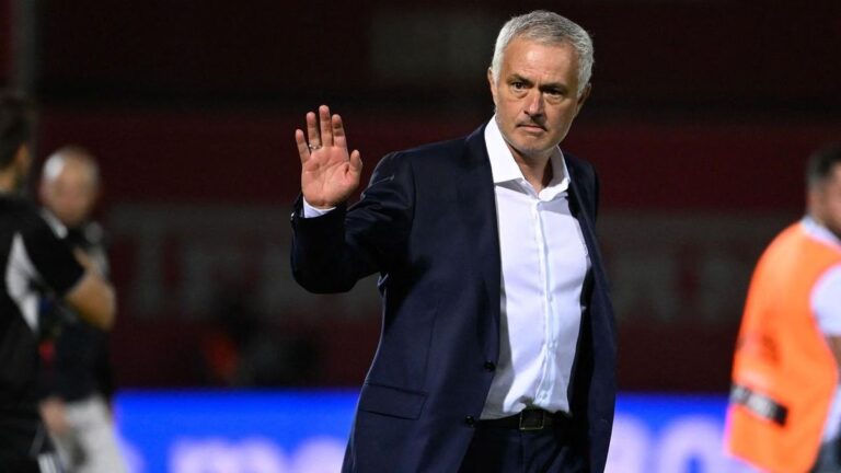 Startrainer José Mourinho blickt fokussiert auf das Spielfeld