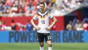 Nico Schlotterbeck im Trikot von Borussia Dortmund auf dem Spielfeld