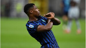 Denzel Dumfries im Trikot von Inter Mailand im vollen Sprint auf dem Spielfeld