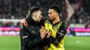 BVB-Verteidiger Nico Schlotterbeck blickt während eines Fußballspiels fokussiert über den Platz.