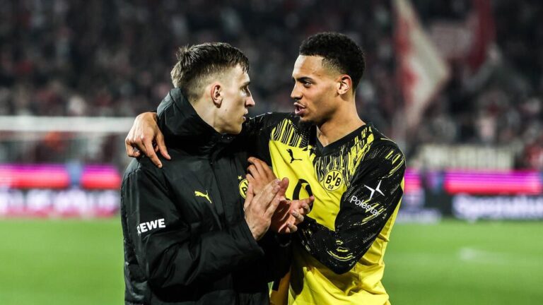 BVB-Verteidiger Nico Schlotterbeck blickt während eines Fußballspiels fokussiert über den Platz.