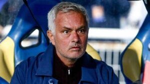José Mourinho gestikuliert am Spielfeldrand in einem Fußballstadion