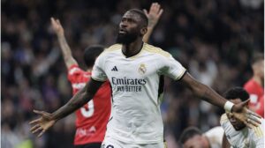 Antonio Rüdiger jubelt im weißen Trikot von Real Madrid emotional nach einer gelungenen Defensivaktion.