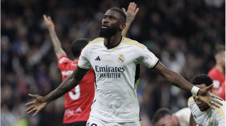 Antonio Rüdiger jubelt im weißen Trikot von Real Madrid emotional nach einer gelungenen Defensivaktion.
