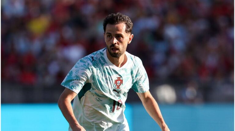 Bernardo Silva im Trikot von Manchester City am Ball während eines Fußballspiels