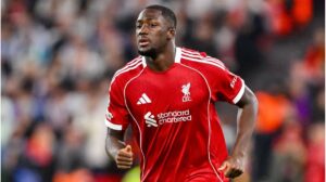 Ibrahima Konate im Trikot des FC Liverpool auf dem Rasen, bevor er seinen Transfer zu Real Madrid bestätigt.