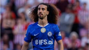 Marc Cucurella im Trikot des FC Chelsea konzentriert auf dem Spielfeld