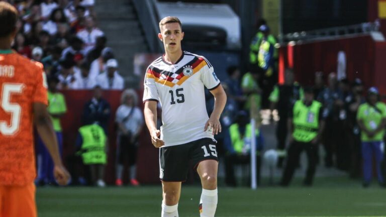 Nico Schlotterbeck im Trikot von Borussia Dortmund blickt ernst und nachdenklich auf das Spielfeld.