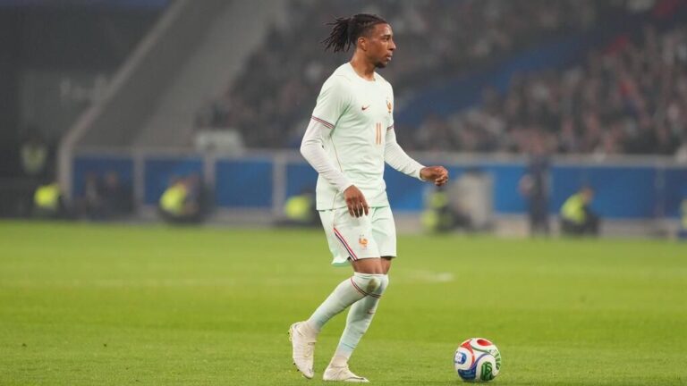 Michael Olise im Trikot des FC Bayern München mit dem Ball am Fuß