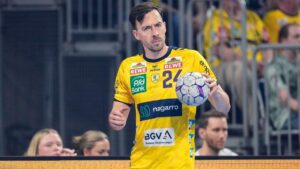 Handballer Patrick Groetzki im Trikot der Rhein-Neckar Löwen klatscht bei seinem emotionalen Abschiedsspiel die Fans ab