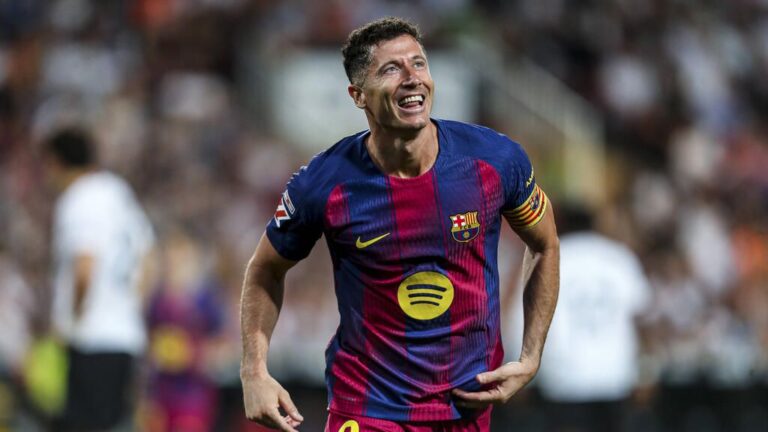 Robert Lewandowski im Trikot des FC Barcelona gestikulierend auf dem Spielfeld