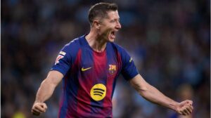 Robert Lewandowski im Trikot des FC Barcelona beim Torjubel auf dem Spielfeld