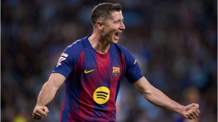 Robert Lewandowski im Trikot des FC Barcelona beim Torjubel auf dem Spielfeld