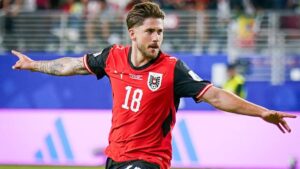 Romano Schmid bejubelt sein Tor für Österreich bei der WM 2026 emotional an der Seitenlinie.