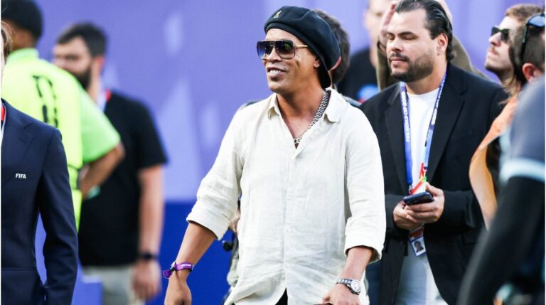 Ronaldinho lächelt entspannt und zeigt sein berühmtes Handzeichen